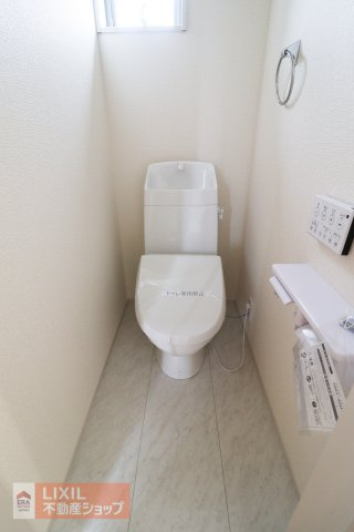 【トイレ】現地完成写真。温水洗浄暖房便座付き。
