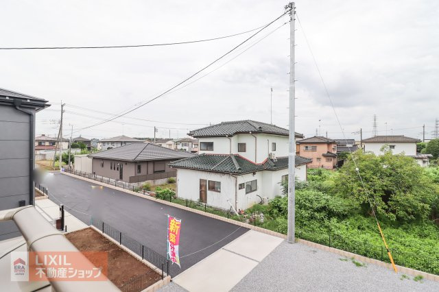 【建物からの眺望】現地完成写真。バルコニーからの景色。十分な間隔が確保されております。
