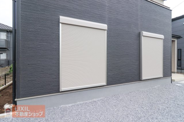 【防犯設備】現地完成写真。1階リビングには雨風の強い日にも役立つ防犯シャッターがついています。