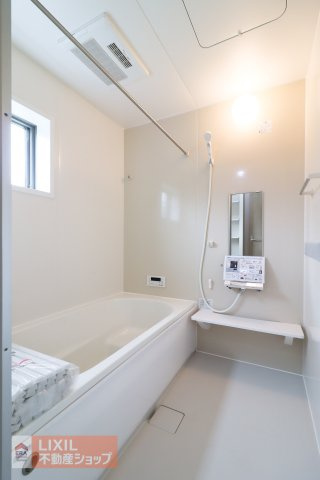 【浴室】現地完成写真。一坪風呂でお子様と一緒でもゆったりと寛げます。