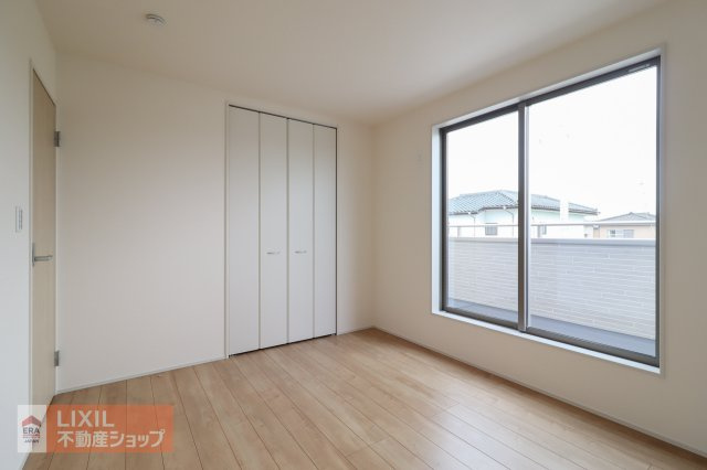 【洋室】現地完成写真。陽当たりや通風が心地よい洋室♪