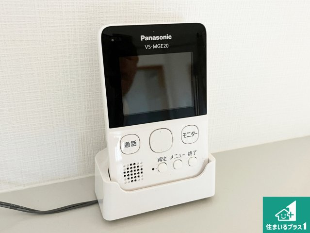 カラーモニターインターホン！声だけでなく来訪者の姿や顔がモニターで確認できるので、小さなお子様がいらっしゃるご家庭でも安心できます！