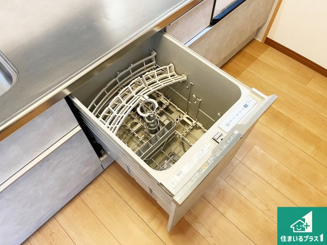 食事後の一仕事、食器洗いをボタン一つでお任せできちゃいます！場所を取らないビルトイン式なので、お料理スペースもしっかり確保！