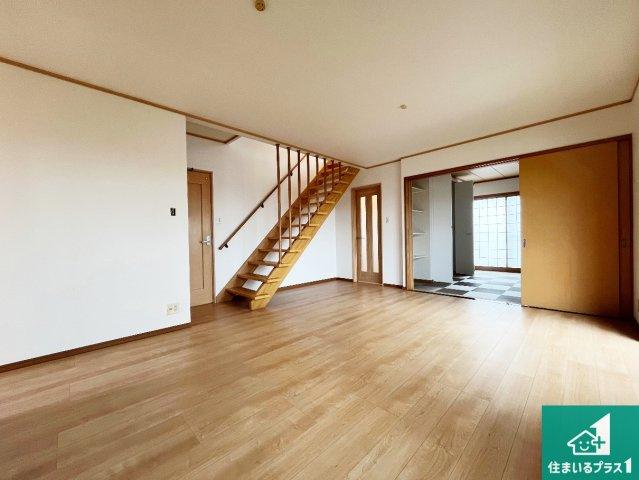 明るいリビングで朝の目覚めもスッキリできそう！対面キッチンでご家族のコミュニケーションも自然と増える設計！小さなお子様が遊ぶスペースを作っても広々とくつろげるLDK！