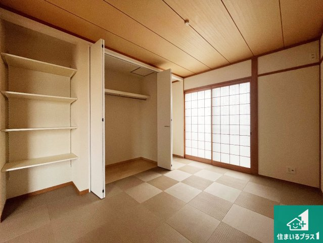 一室あると便利な和室は客間としてだけでなく、小さなお子様のプレイルームや食後のくつろぎスペースとしてもご利用いただけます。収納もついていますので大活躍間違いなし！