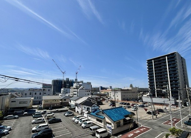 4階部分のバルコニーから見た南西側の眺望は、前面棟がないため開放感があります。2026年4月撮影
