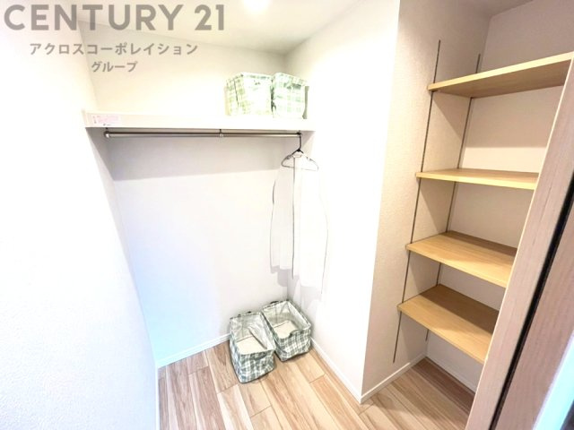 収納力が高く洋服や小物を整理しやすく、更衣室のように使え、部屋がすっきり保てます。収納の配置を自由に調整でき、換気性が良く防湿・防虫対策も可能。快適で機能的な生活空間を実現できます♪