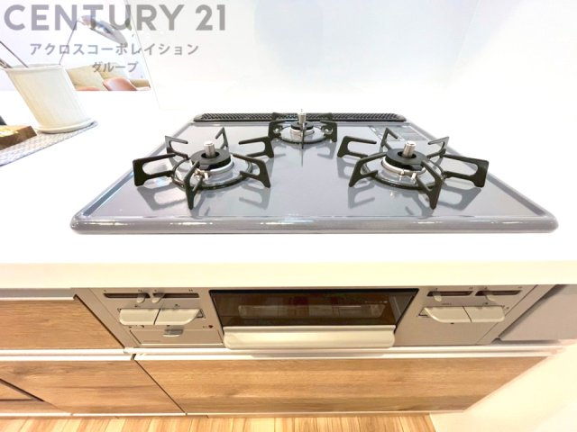 多数の調理器具を同時に使用でき、料理の効率化が可能。省エネで節約になり、様々な料理スタイルに適応できます。また、火力調整が独立しており、手入れや掃除もしやすく、今よりもっとお料理が楽しくなるかも。