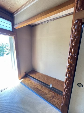和室には床の間もございます。