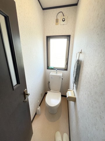 2階のトイレです。トイレは計3台あります。