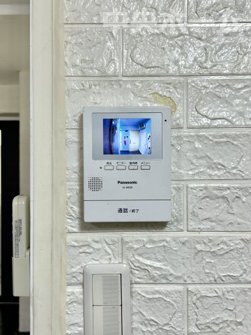 【モニターホン】誰が来たかすぐにわかるカラーモニター付きインターホン。通話ボタンを押すまでは室内の音は漏れていませんので相手を確かめてから応対できます。