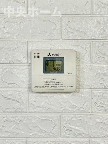 【給湯リモコン】外での一日を忘れさせてくれるオートバス機能でお好みの湯量・温度に調整された浴槽。
