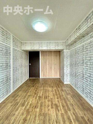 【寝室】心と体をゆったりと安らげる主寝室。寝室のゆとりが大きい分だけ、暮らしの安らぎは深まります。一日の疲れを癒すだけでなく、ご夫婦の親密な語らいを紡ぎ出します