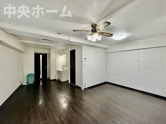 【リビングダイニング】一日の中で多くの時間を過すことになるリビングダイニングだからこそ、いつも穏やかな空間であることが必然。爽やかな通風と採光を存分に感じる事が出来る空間です。