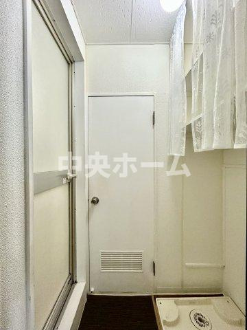 【洗面所】明るい洗面所は朝をすっきりさせてくれる空間です。バタバタしている忙しい朝でも収納が多い洗面台では短い時間で効率良く支度ができます。