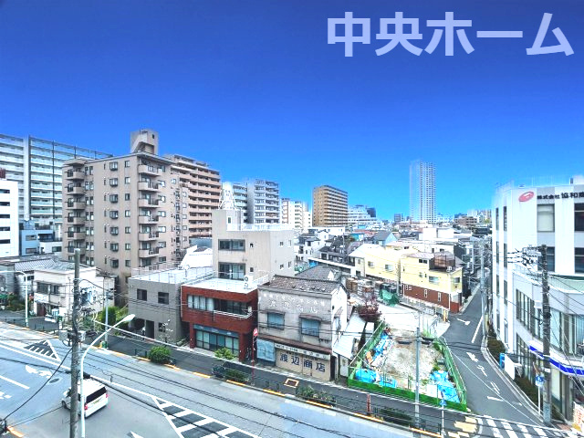 手を伸ばせば、ふれることが出来そうな環境が、そのままインテリアになったような印象です。その豊かな眺望にふさわしい空間には、通風・採光にも優れ、心地よい光と風があふれています