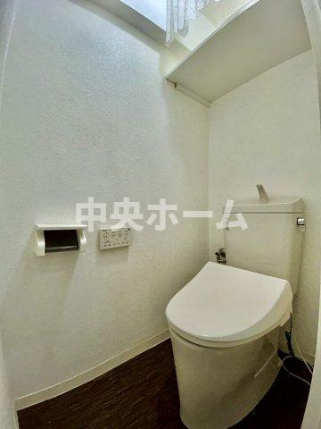 【トイレ】　温水洗浄便座機能付きトイレ。温水洗浄便座は清潔にお使いいただくための大切なアイテムです。
