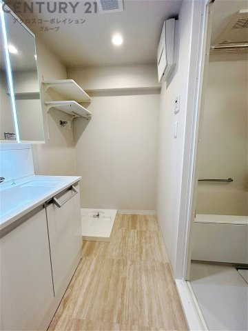 衣服の収納や脱ぎ着や整理整頓がしやすく、湿った衣類を乾燥させるスペースがありカビや臭いの発生を防ぎます。床の汚れを他の部屋に持ち込まず清潔を保つことができます。また快適な入浴環境の整備にも役立ちます。