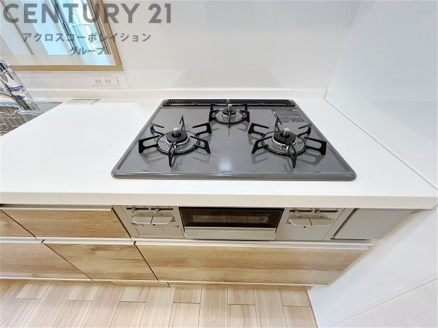 多数の調理器具を同時に使用でき、料理の効率化が可能。省エネで節約になり、様々な料理スタイルに適応できます。また、火力調整が独立しており、手入れや掃除もしやすく、今よりもっとお料理が楽しくなるかも。