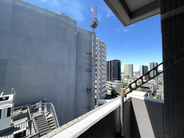 東向きで陽当たり良好のバルコニーです。