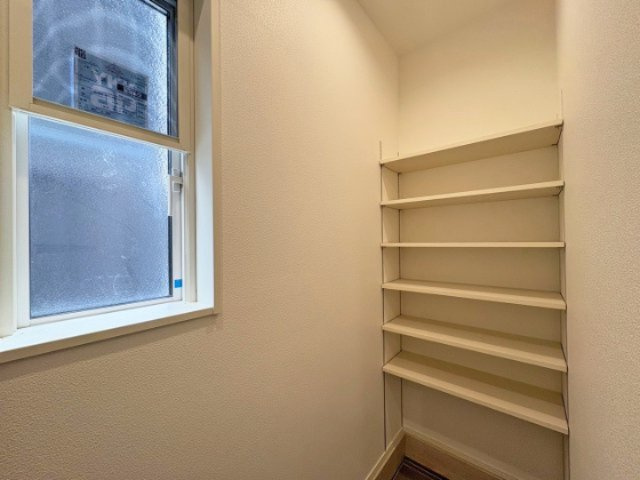 玄関収納のS.I.C　両サイドの棚収納。ベビーカーも余裕で収納でき玄関回りもスッキリ！