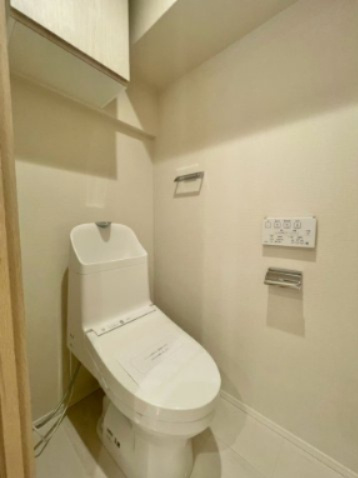 温水洗浄便座付き。上部に収納を備えたトイレです。