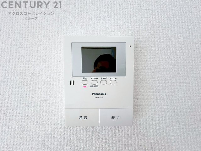 訪問者が来たときにテレビ画面で確認できるため、安心してドアを開けられます。録画機能があるものもあり、留守中に来訪者を記録しておくことができます。利便性が高く、セキュリティ面でも安心です。　