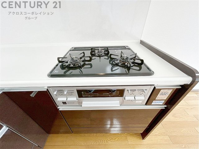 多数の調理器具を同時に使用でき、料理の効率化が可能。省エネで節約になり、様々な料理スタイルに適応できます。また、火力調整が独立しており、手入れや掃除もしやすく、今よりもっとお料理が楽しくなるかも。　