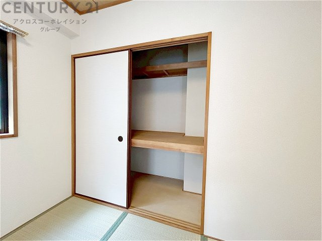 押入れは季節の衣類、寝具などを収納できます。伝統的な美しさと実用性が融合し、収納物を保護する調湿・換気効果があります。使い方によっては書類や小物なども効果的に整理でき空間を有効活用できます。　