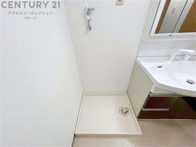 洗濯物の仕分け作業がしやすく、整理整頓が容易になります。洗濯音や湿気を他の部屋に持ち込まず、生活環境を快適に保ちます。上部を活用すれば収納スペースを確保でき洗剤や洗濯用品の整理もしやすくなります。　