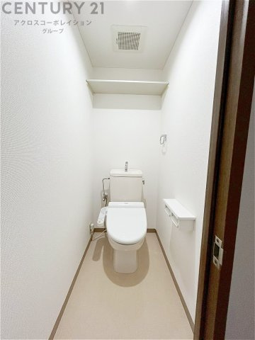 温水洗浄便座付トイレは温水洗浄機能により、暖かい水でおしりを洗浄することができ、冷たい水を使う従来の便座に比べ、温水洗浄機能で暖かいトイレを提供し、快適な使用を可能にします。　