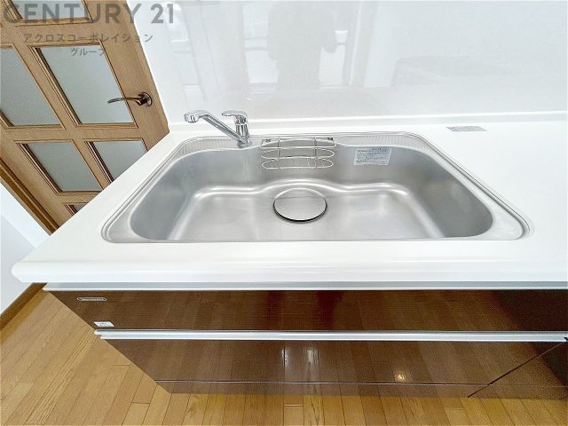 大きなシンクでお鍋などの大きな調理器具を洗う際にも便利です。　
