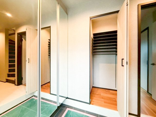 各部屋にクローゼットを設置していることはもちろん、玄関のシューズクローゼットは天井までの大容量。いつでもスッキリとした玄関でお客様をお迎えできます。