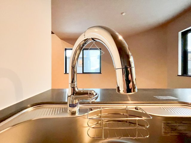 キッチンには浄水器を標準装備。最近は水を飲むという場面以外にも料理で使用したり、野菜を洗う場合もキレイな水で洗いたいという人が増えてきています！赤ちゃんのミルク用としても重宝いただけます。