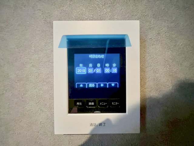 ＴＶモニタ付インターホンでセキュリティ面にも配慮。来客を確認できるだけでなく、録画機能で留守中の来訪者の確認ができます！学校から帰ったお子様のお留守番にも安心