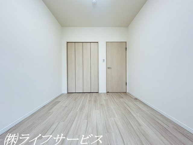 キッチン側洋室5.7帖/クローゼット有