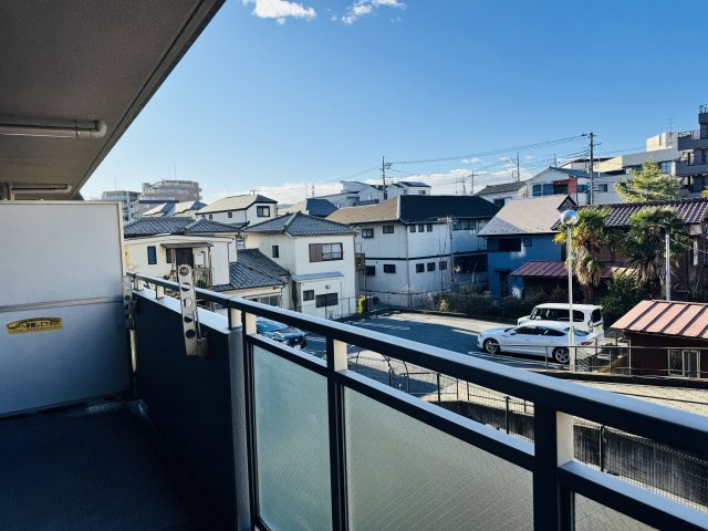 ～2部屋から出入り可能なバルコニー　陽当たり良好、洗濯物がよく乾きそうです～