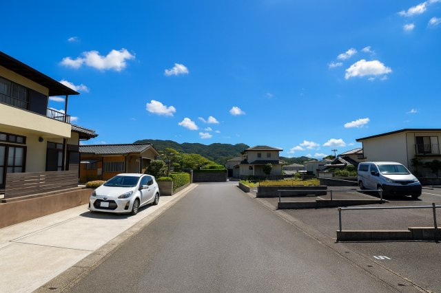 前面道路含む現地写真です