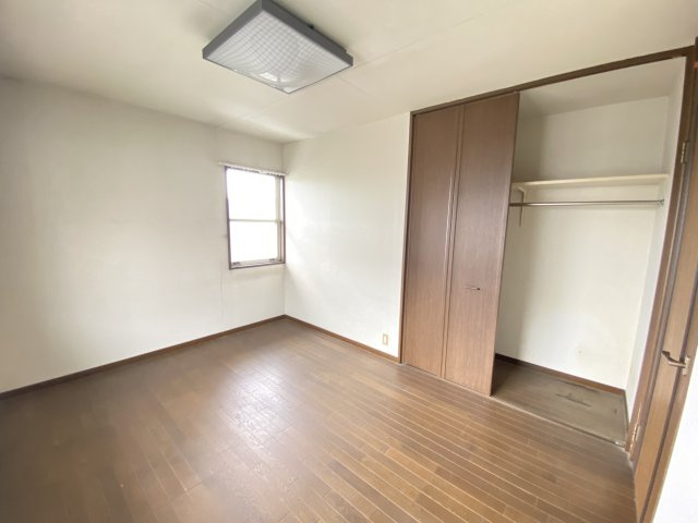 シンプルで使い勝手の良い洋室は、寝室や子ども部屋、趣味部屋など多目的に利用できる一室です。収納が備わっており、衣類や小物類もすっきり片付けられます。明るい窓から光が差し込み、心地よい空間が広がります。