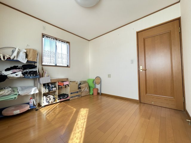大きな窓からは快適な光を取り入れ、通気性能を上げる事で居心地の良い空間を演出します。