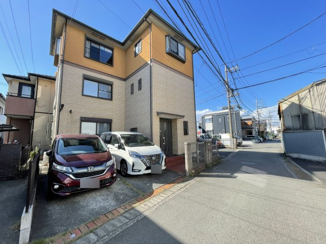 並列2台駐車可能な物件です。ぜひ一度現地をご覧になってください。