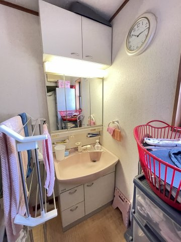 ゆとりの洗面スペースで朝の身支度も快適スムーズに。鏡の裏にはたっぷりと収納スペースを標準装備！