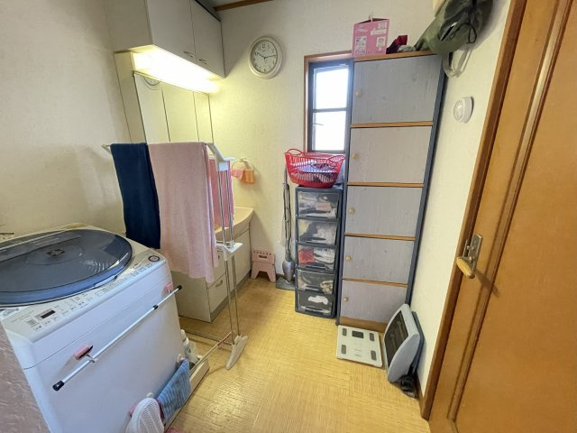 清潔感のある色で統一されたプライベート空間は、身だしなみチェックや肌のお手入れに最適です。
