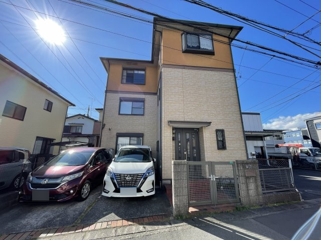 前面道路は閑静な住宅地をはしる車通りの少ない道路。お車の出し入れが苦手なママや小さなお子様にも安心