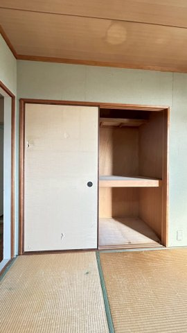 押入