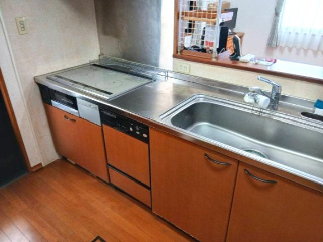 【キッチン／現地写真】対面式キッチンで会話が弾みそうです。便利な食洗機も設置されています。