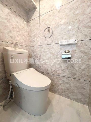 見た目もスッキリとしたデザインのトイレには温水洗浄暖房便座付き。