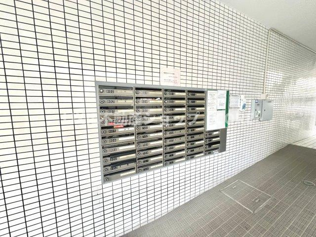 エントランス付近に設置されている郵便受けになります。