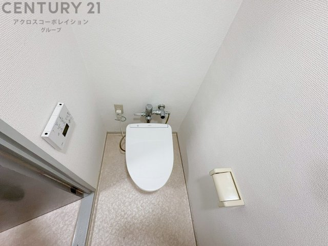 温水洗浄便座付トイレは温水洗浄機能により、暖かい水でおしりを洗浄することができ、冷たい水を使う従来の便座に比べ、温水洗浄機能で暖かいトイレを提供し、快適な使用を可能にします。