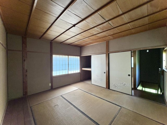 2階西側の和室です。2面の窓（障子）があり、明るく通風も良好です。大容量の押入れ（収納）が備わっており、お部屋をすっきりと保てます。落ち着いた木天井が特徴的な、温かみのある空間です。